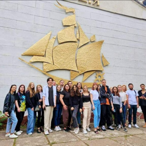 Студенти-журналісти і викладачі факультету бізнесу та соціальних комунікацій побували на екскурсії на Одеській кіностудії